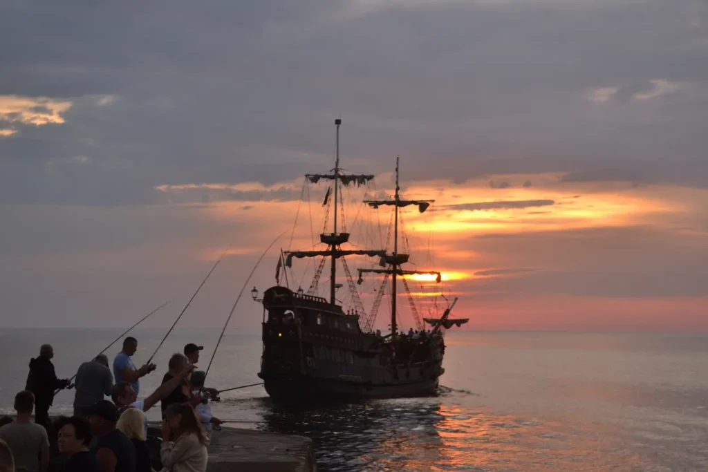 Zachody słońca nad morzem w Darłówku – zabytkowy statek w porcie