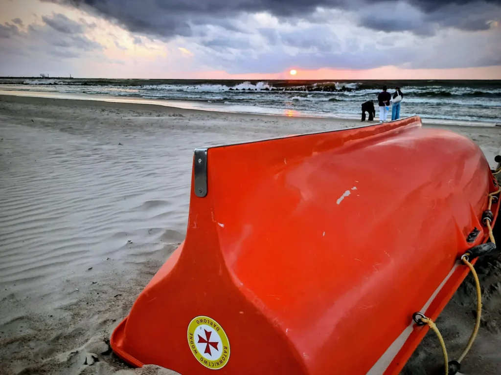 łódź ratownicza na plaży