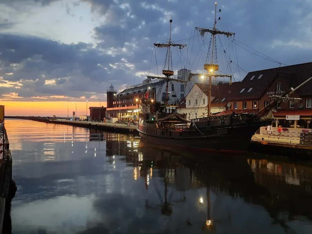Galeon port Darłówko wieczór