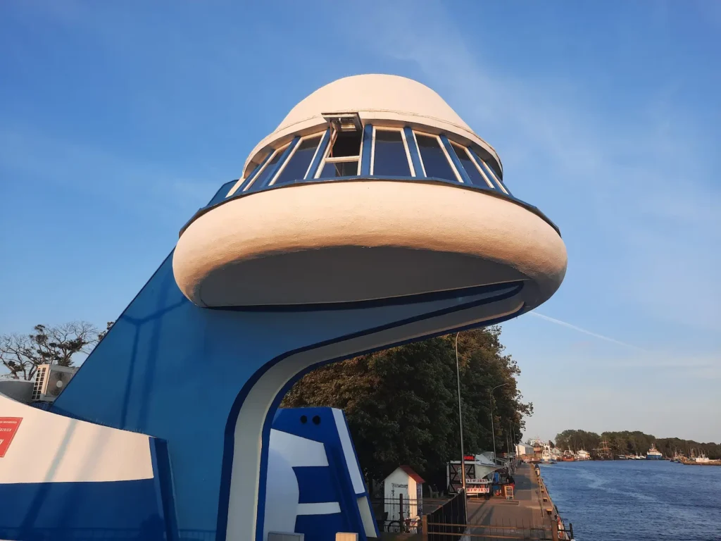 wieża rozsuwanego mostu zwana Ufo