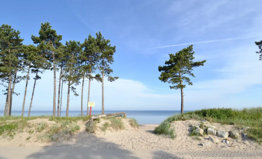 wejście na najpiękniejszą plażę  mierzeja jeziora Kopań i Bałtyku