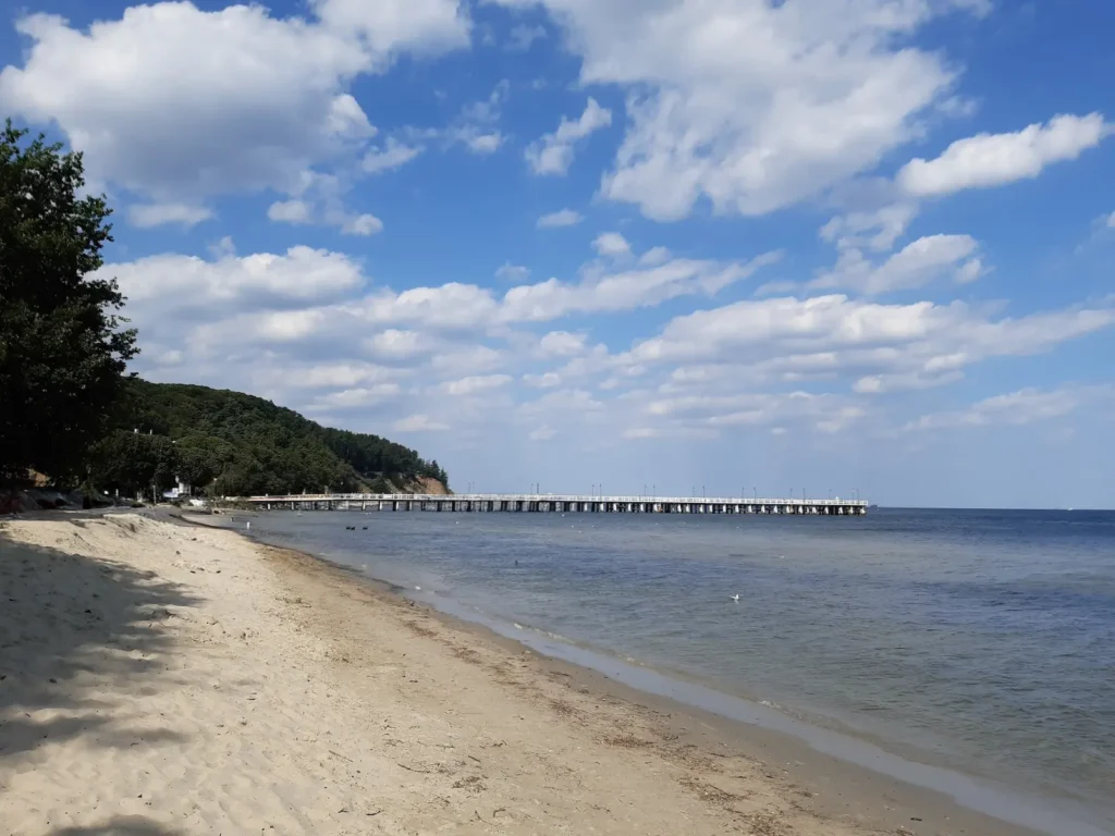 molo w Gdyni Orłowo – ujęcie pokazujące najpiękniejsze plaże nad Bałtykiem.